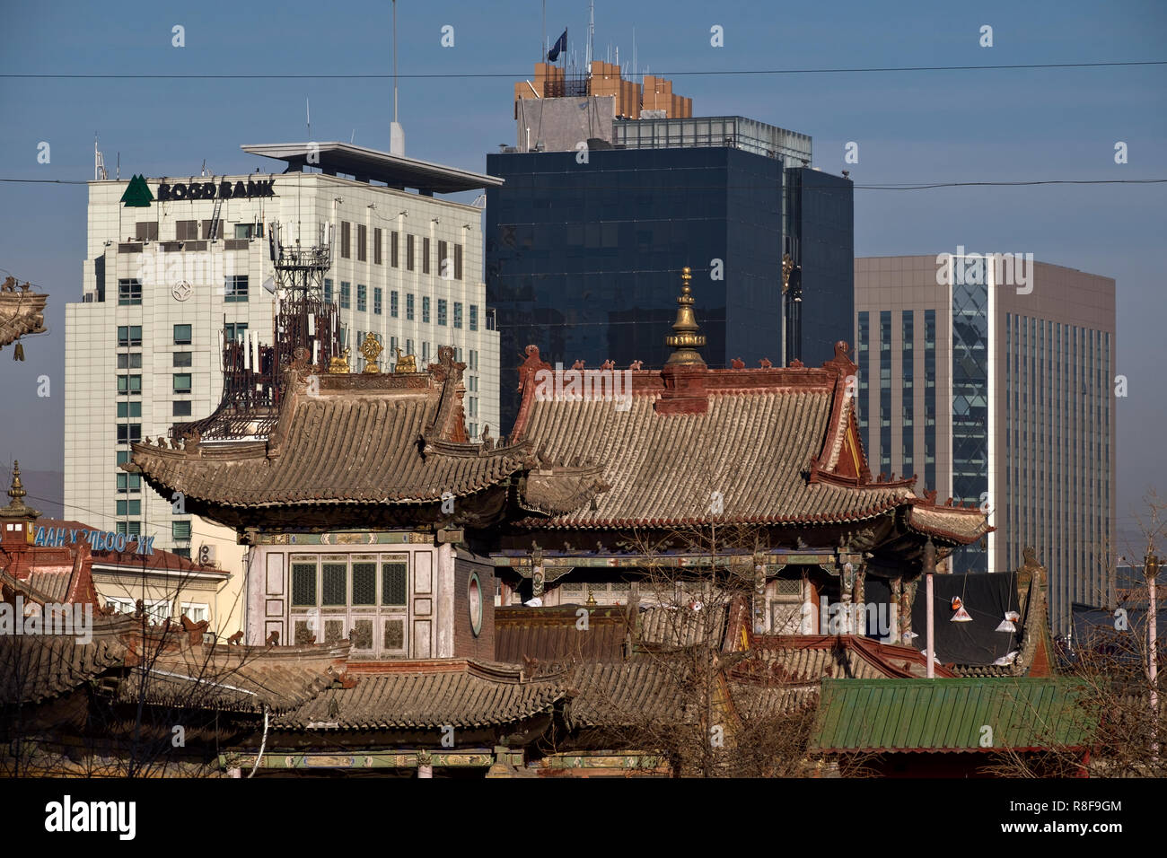 Ulaanbaatar/Mongolei - 11. November 2018: Choijin Lama Tempel gegen moderne Gebäude Stockfoto