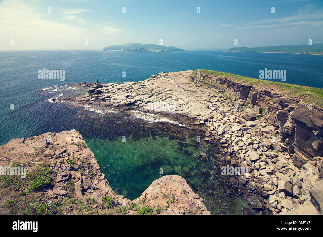 Felsigen Kap mit alten Leuchtturm. Blick vom hohen Aussichtspunkt Stockfoto