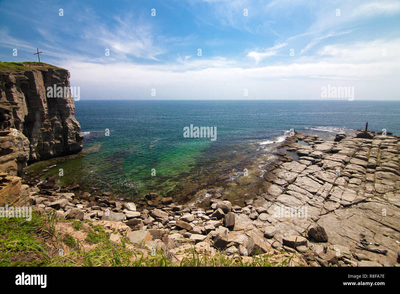 Felsigen Kap mit alten Leuchtturm auf der einen Seite und auf der anderen Stockfoto