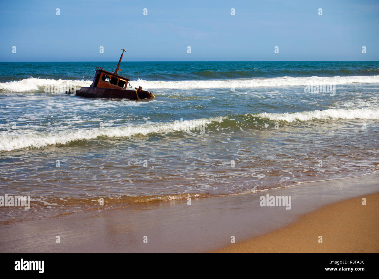 Schiffswrack am Strand im Meer von Japan Stockfoto