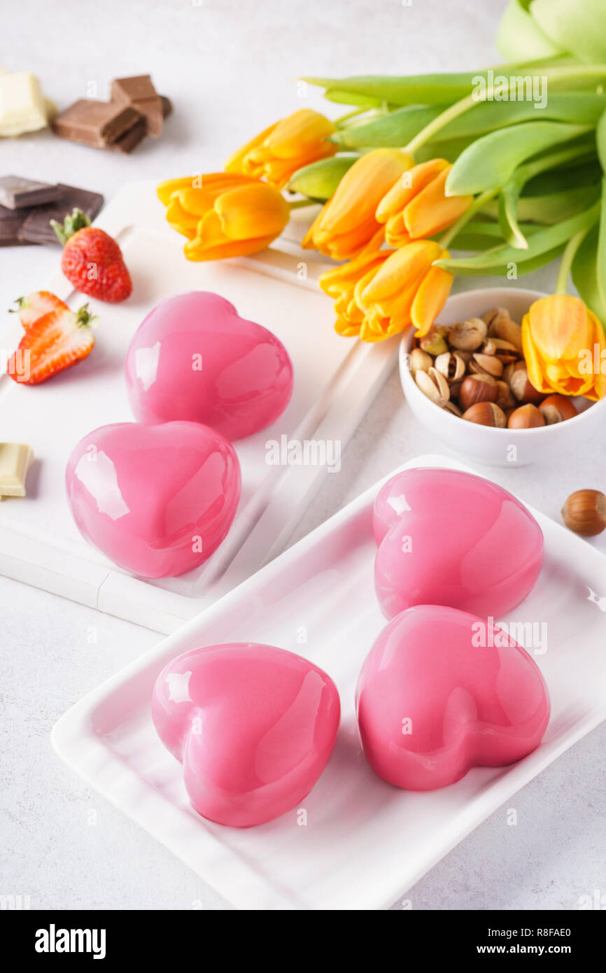 Trendy mousse Kuchen mit Spiegel Glasur. Herzförmige behandelt. Stockfoto