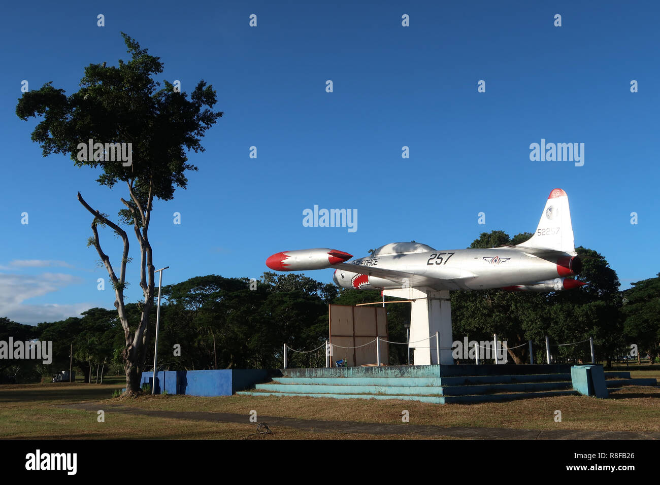 Eine alte militärische Flugzeuge der Philippinischen Air Force an die  Luftwaffe City Park in der Clark Freeport Zone, eine Sanierung eines  ehemaligen US-Airbase in der Pampanga Provinz in den Philippinen  Stockfotografie -