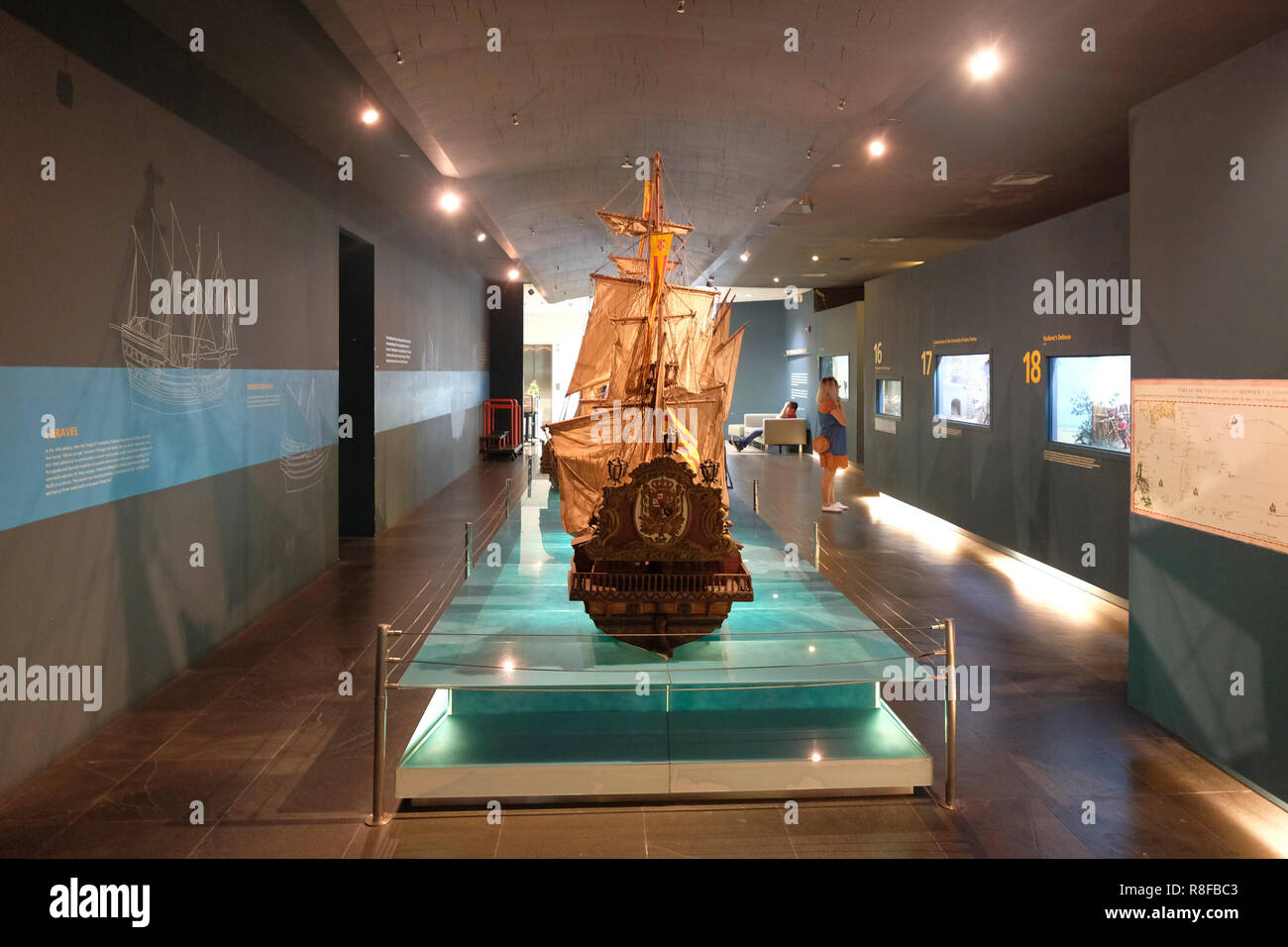 Maßstabsgetreues Modell alter spanischer Galeonen, ausgestellt im Ayala Museum, das ethnographische und archäologische Exponate über philippinische Kultur, Kunst und Geschichte in Makati, Metro Manila, Philippinen, beherbergt. Stockfoto
