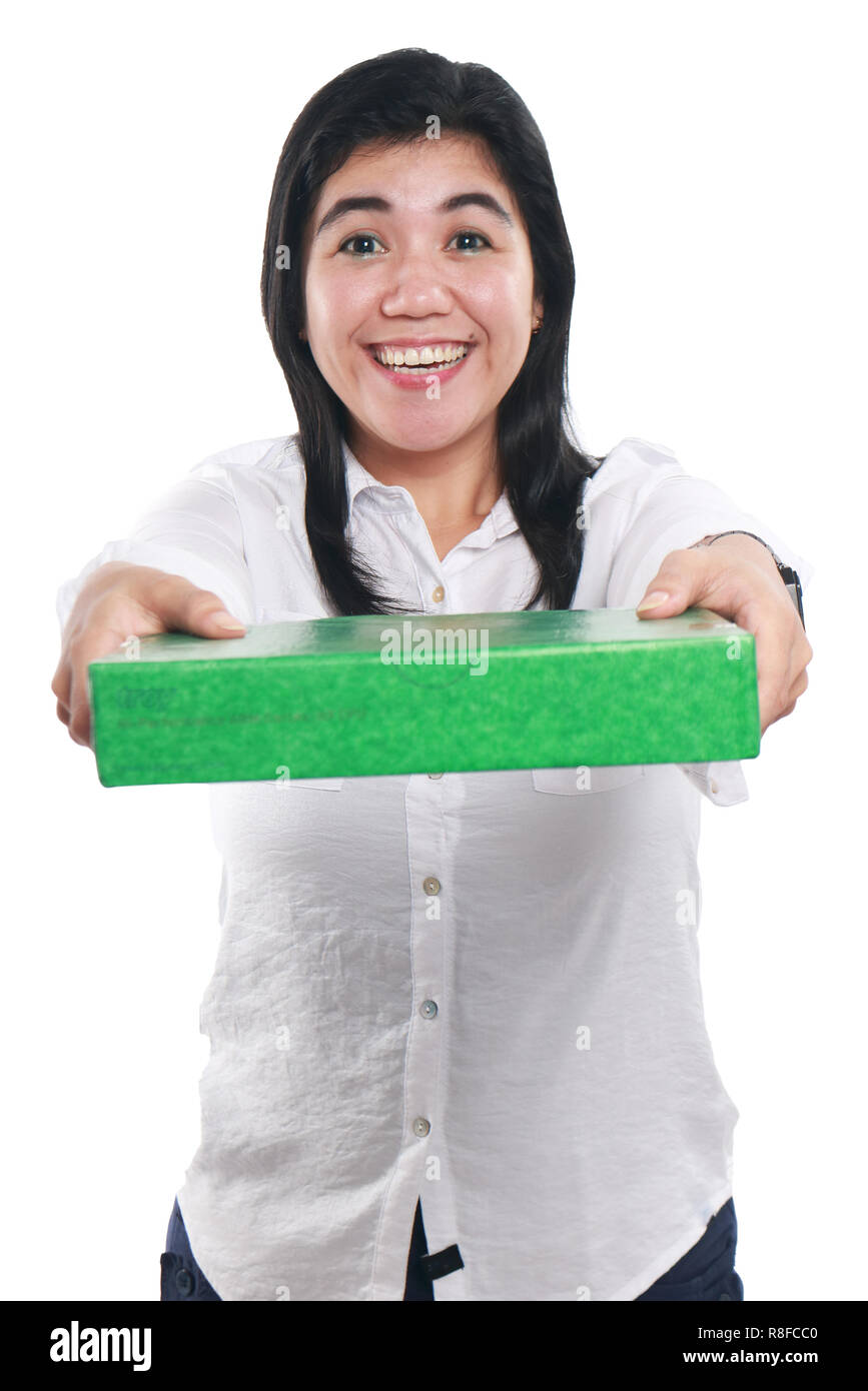 Foto Bild portrait einer jungen schönen asiatischen Frau lächelnd, während die grünen Geschenkpaket, Nahaufnahme, Porträt auf weißem Hintergrund Stockfoto