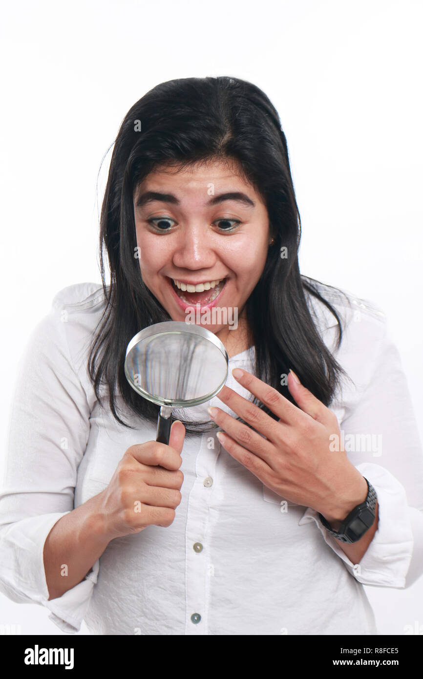 Foto Bild Portrait einer schönen nette junge asiatische Frau sah sehr glücklich und lächelnd etwas, während Sie in die Lupe zu finden Stockfoto