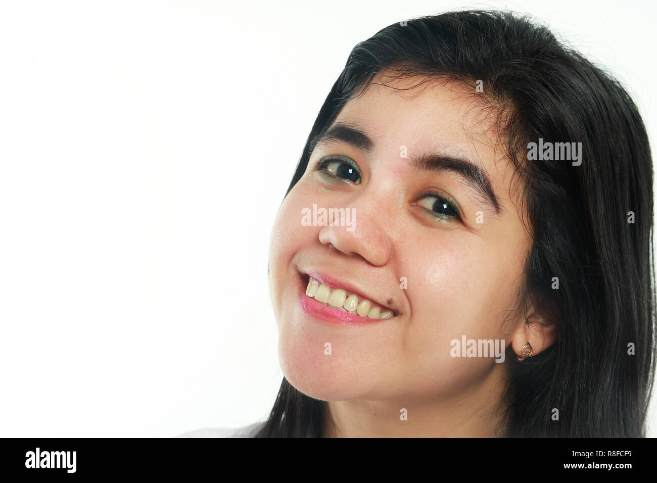 Foto Bild Portrait einer schönen nette junge asiatische Frau mit Mole sah sehr glücklich und lächelnd, bis Portrait über weißen Hintergrund schließen Stockfoto