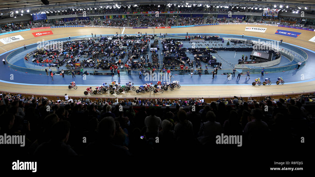 Allgemeine Ansicht während der Frauen Omnium Scratch Race 1/4 bei Tag zwei der Tissot UCI Track Cycling World Cup bei Lee Valley VeloPark, London. Stockfoto