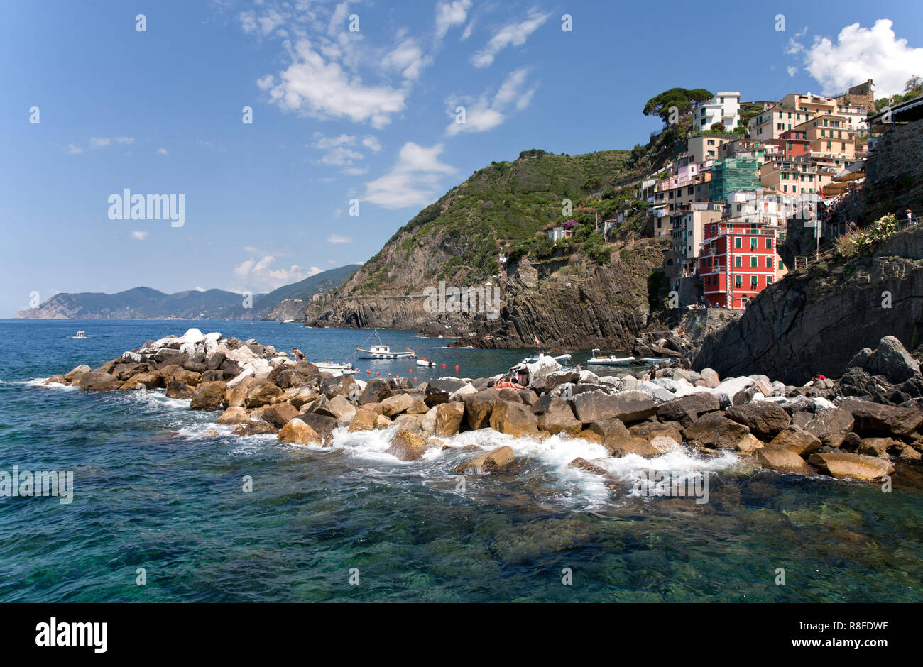 Blick auf den Hafen mit dem Schiff nach Riomaggiore, einem der fünf Dörfer, die von Italien Cinque Terre an der italienischen Riviera, ankommen. Stockfoto