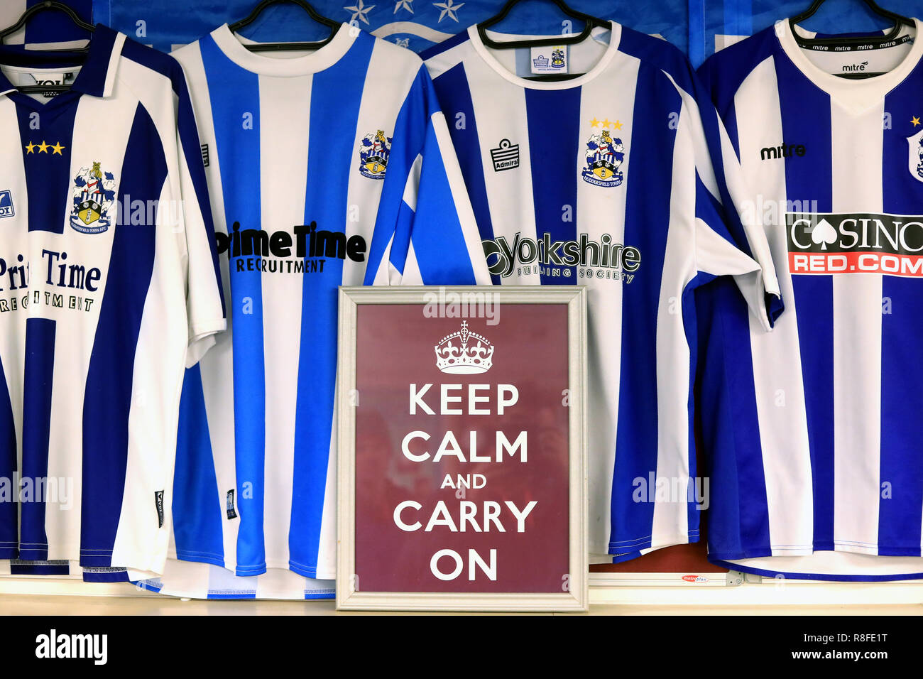 Einen allgemeinen Überblick über verschiedene Huddersfield Town Home Kits und eine Ruhe und Zeichen während der Premier League Match am John Smith's Stadion, Huddersfield. Stockfoto