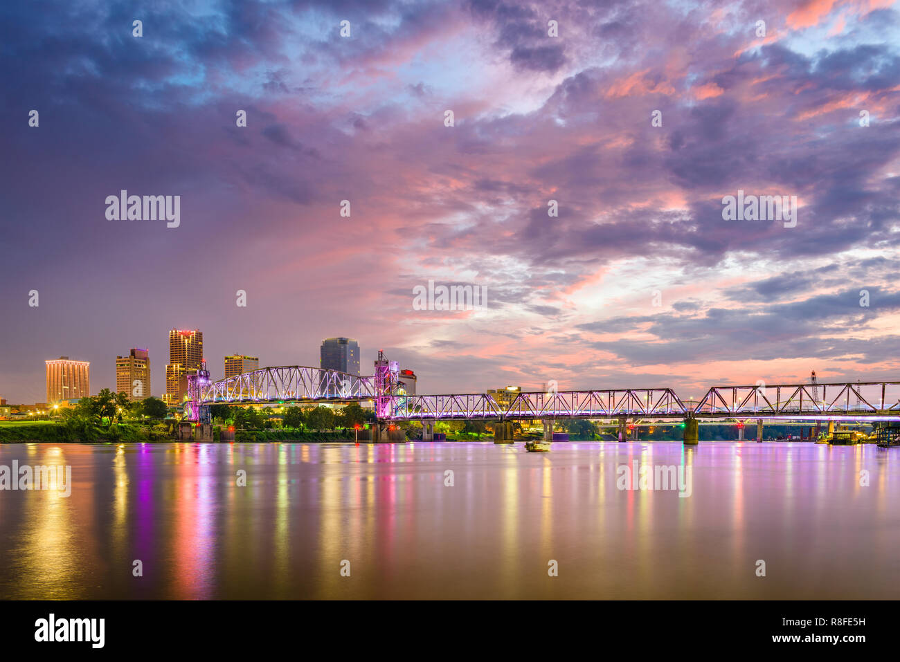 Little Rock, Arkansas, USA Skyline auf dem Arkansas River in der Abenddämmerung. Stockfoto