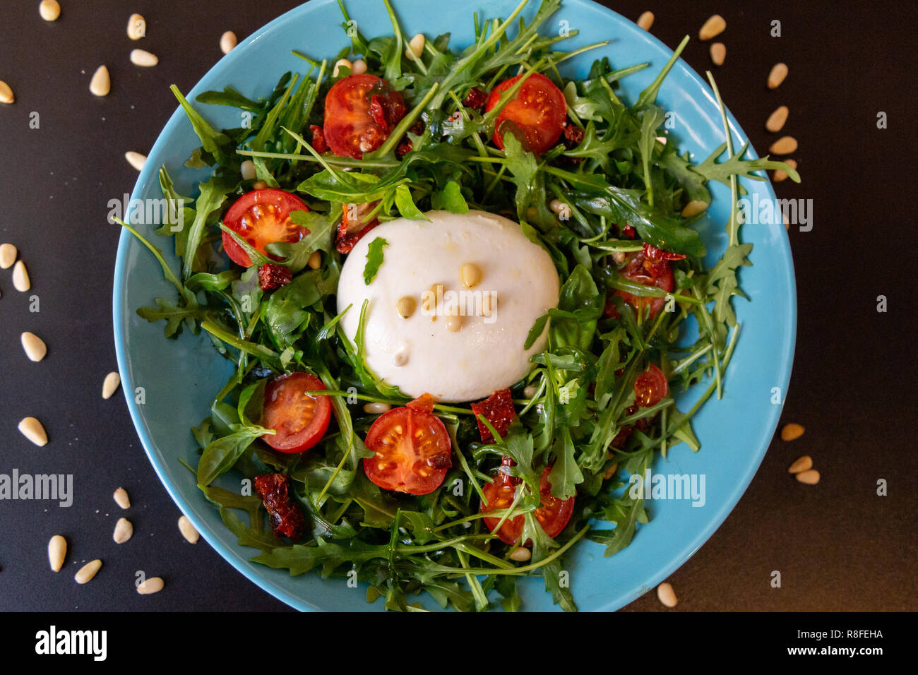 Blick von oben auf die Burrata Käse Salat mit Tomaten, Rucola und ...