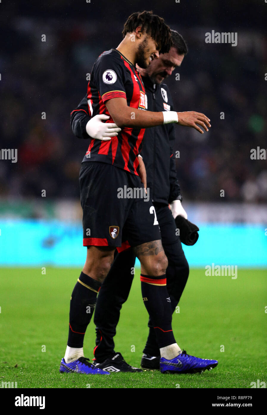 Bournemouth Tyrone Mings erlischt Verletzt während der Premier League Spiel im Molineux, Wolverhampton. Stockfoto