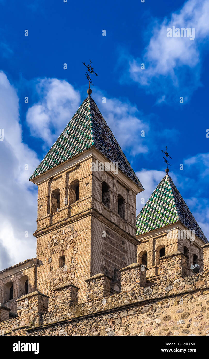 Die Mauern der Altstadt von Toledo, Kastilien-La Mancha, Spanien. Um den neuen Bisagra Tor (Puerta Nueva Bisagra), die bekannteste Stadt Tor der maurischen Ursprungs Stockfoto