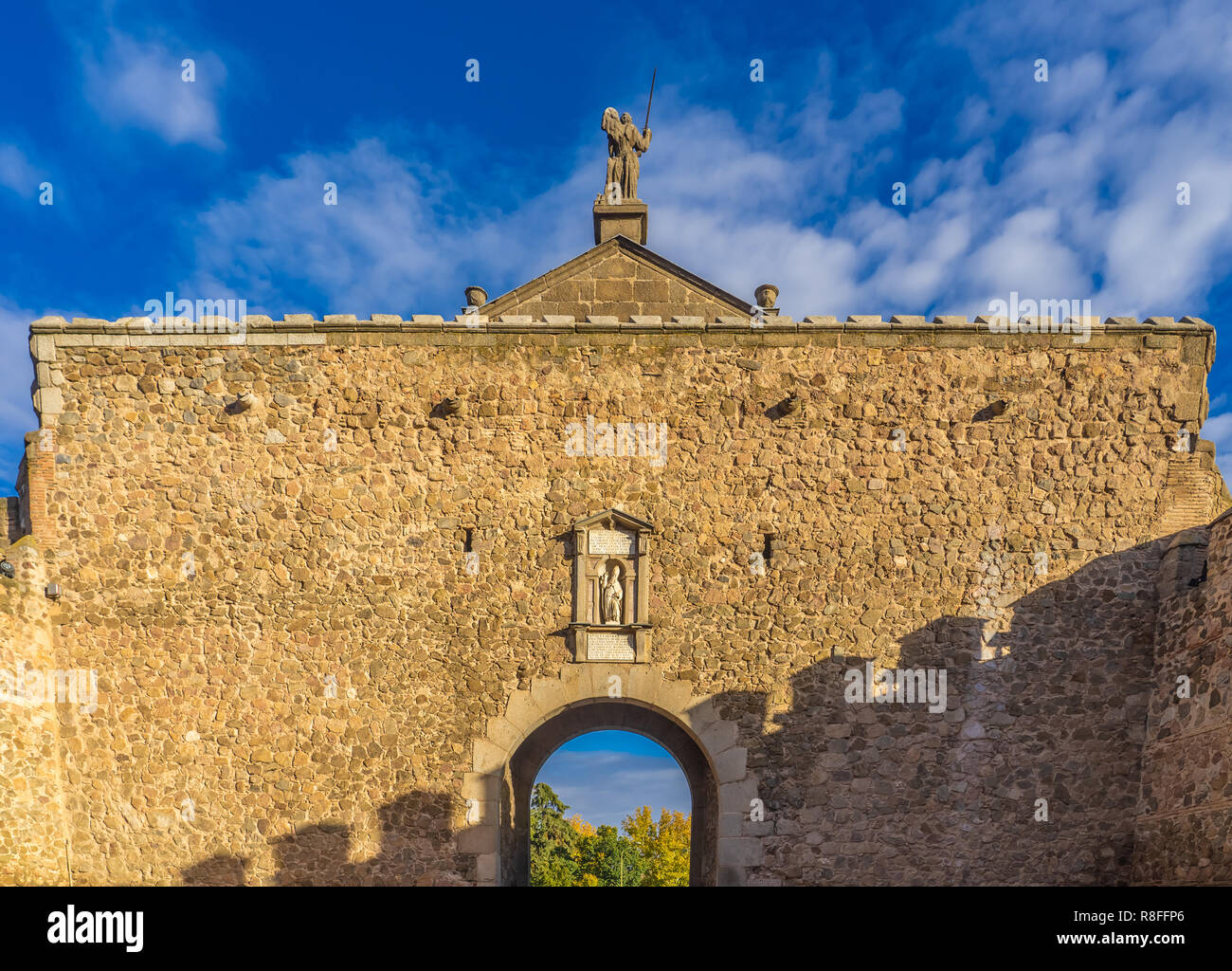 Die Mauern der Altstadt von Toledo, Kastilien-La Mancha, Spanien. Um den neuen Bisagra Tor (Puerta Nueva Bisagra), die bekannteste Stadt Tor der maurischen Ursprungs Stockfoto