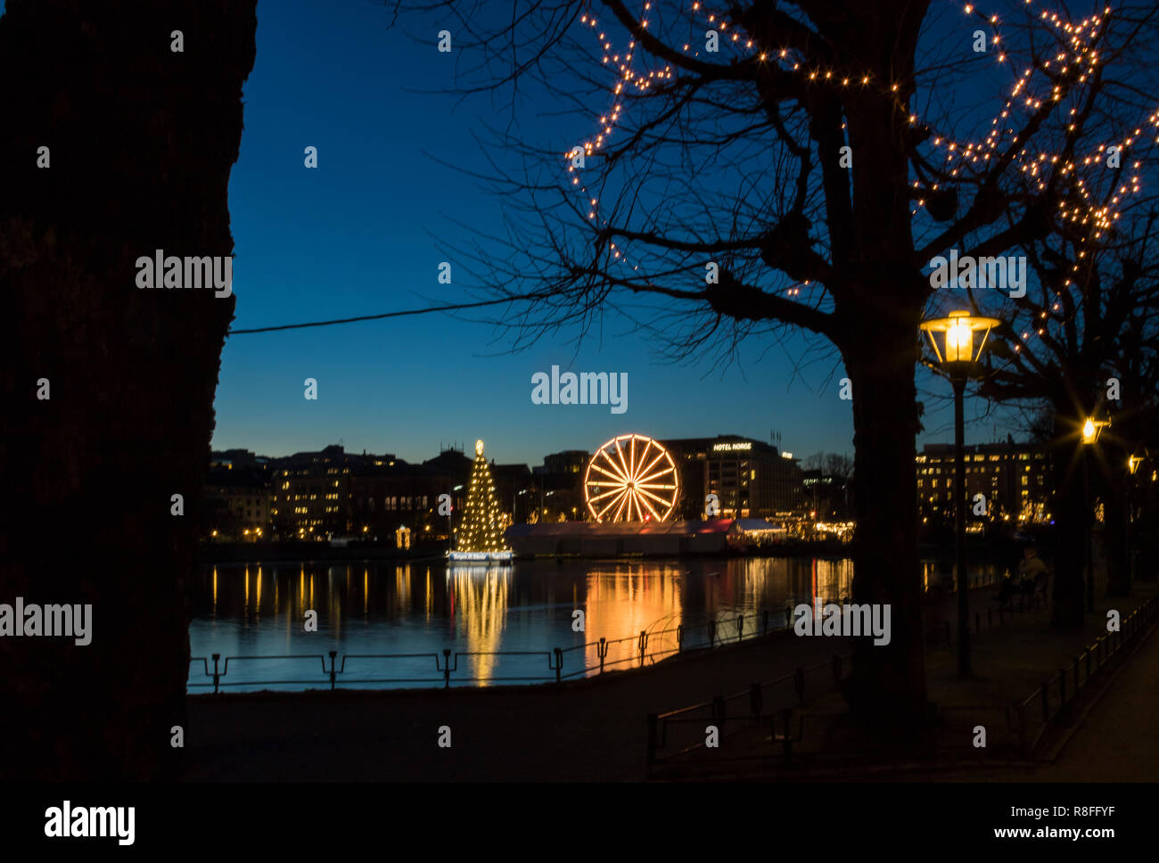 Weihnachtsbaum und Markt von Lille Lungegaardsvannet See in der Innenstadt von Bergen, Norwegen. Riesenrad drehen. Stockfoto