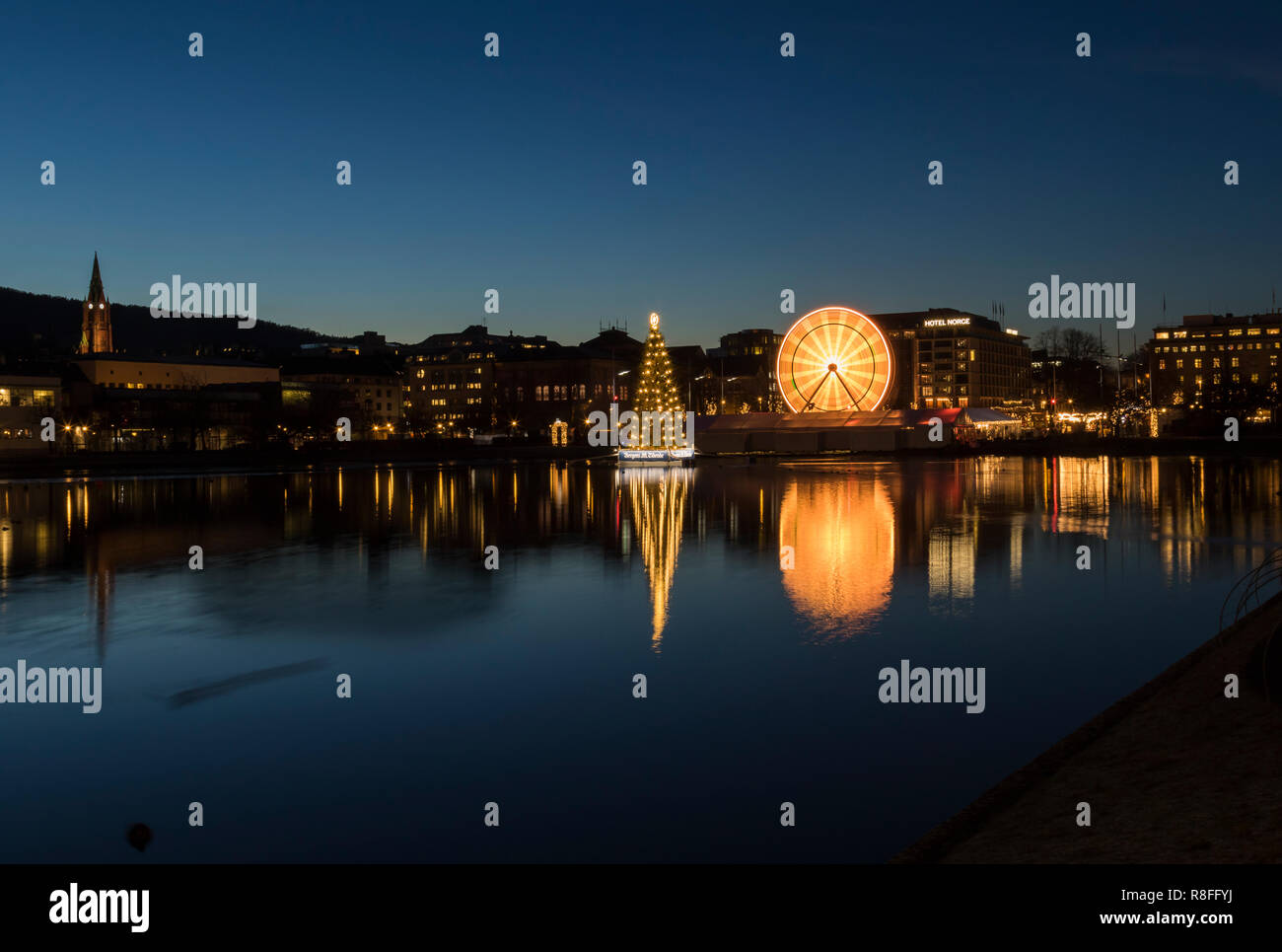 Weihnachtsbaum und Markt von Lille Lungegaardsvannet See in der Innenstadt von Bergen, Norwegen. Riesenrad drehen. Stockfoto