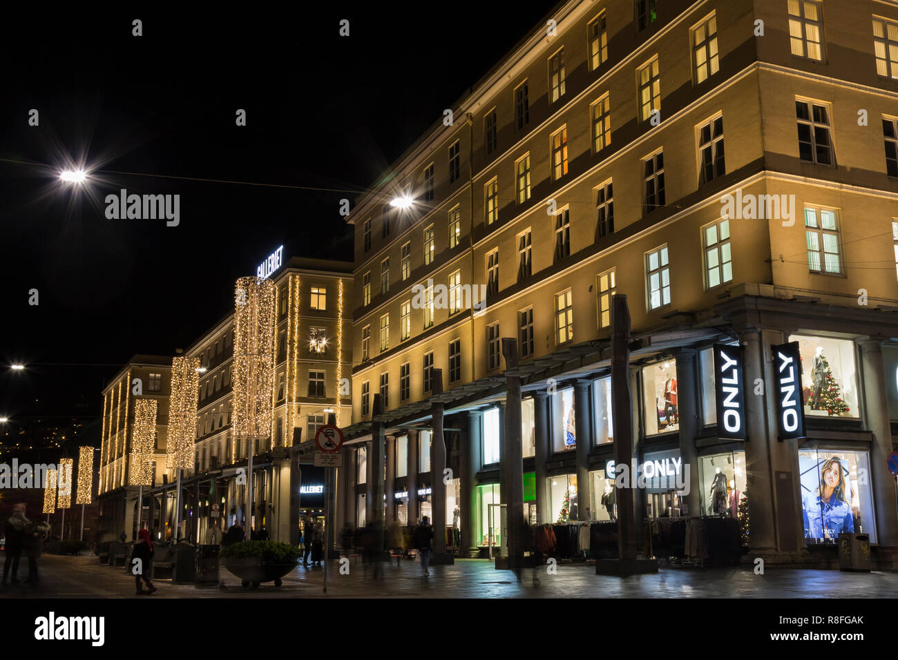 Weihnachten beleuchteten Gebäuden an Torgallmenningen City Square in der Innenstadt von Bergen, Norwegen. Stockfoto