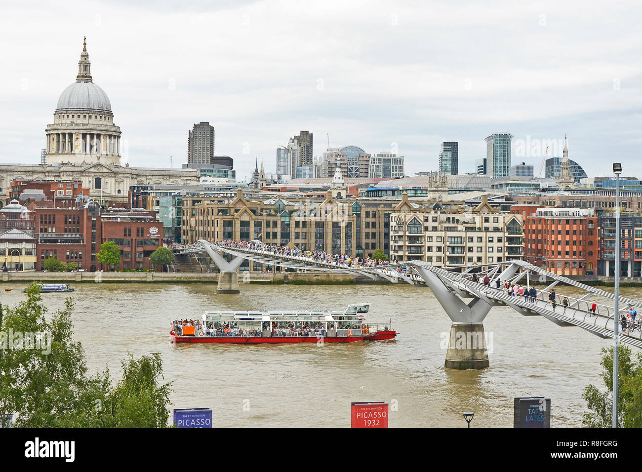 Die Millennium Bridge, Thames Embankment, London. AUGUST 2018. Das Millennium Footbridge asuspension Brücke über die Themse mit St Pauls Stockfoto