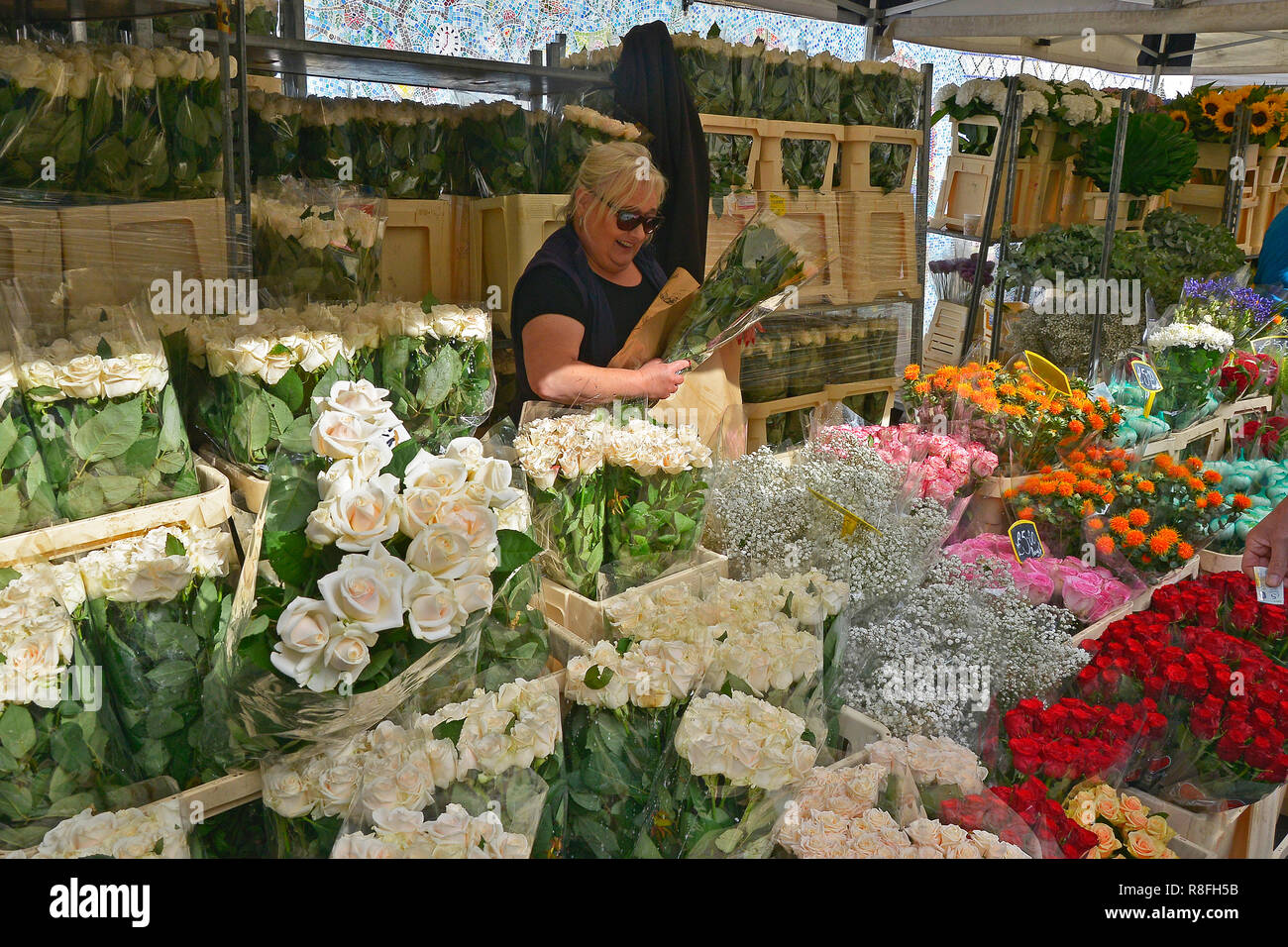 Sonntag, Blumenmarkt, Columbia Road, Bethnal Green, Tower Hamlets, East London. AUGUST 2018. Die bunten Sonntag morgen Straße Blumenmarkt Stockfoto