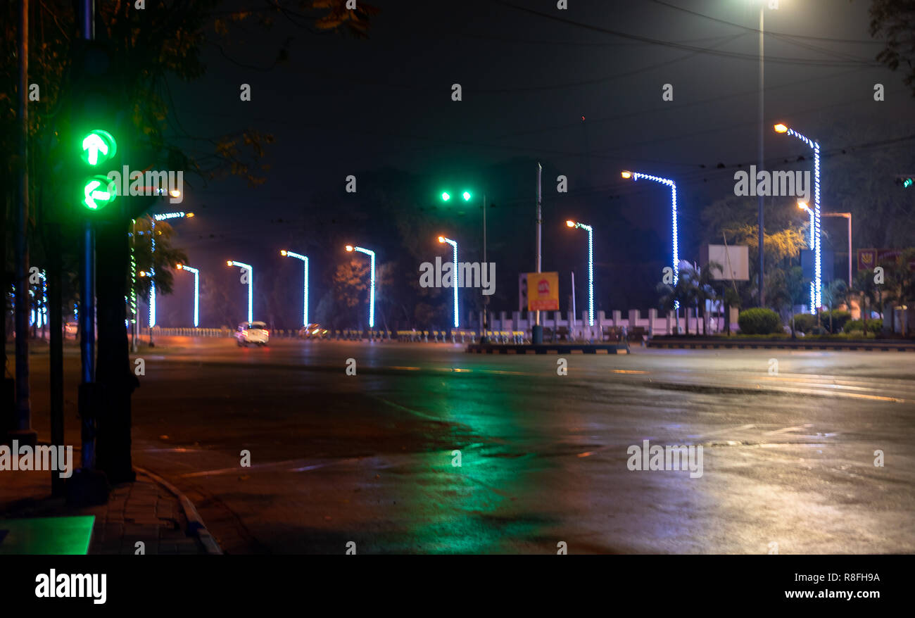 Kolkata City Road in der Nacht. Stockfoto
