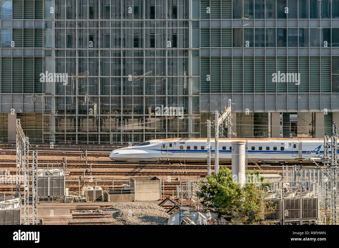 Tokaido-Shinkansen-Zug, der durch den Bahnhof Tokio, Japan, führt Stockfoto