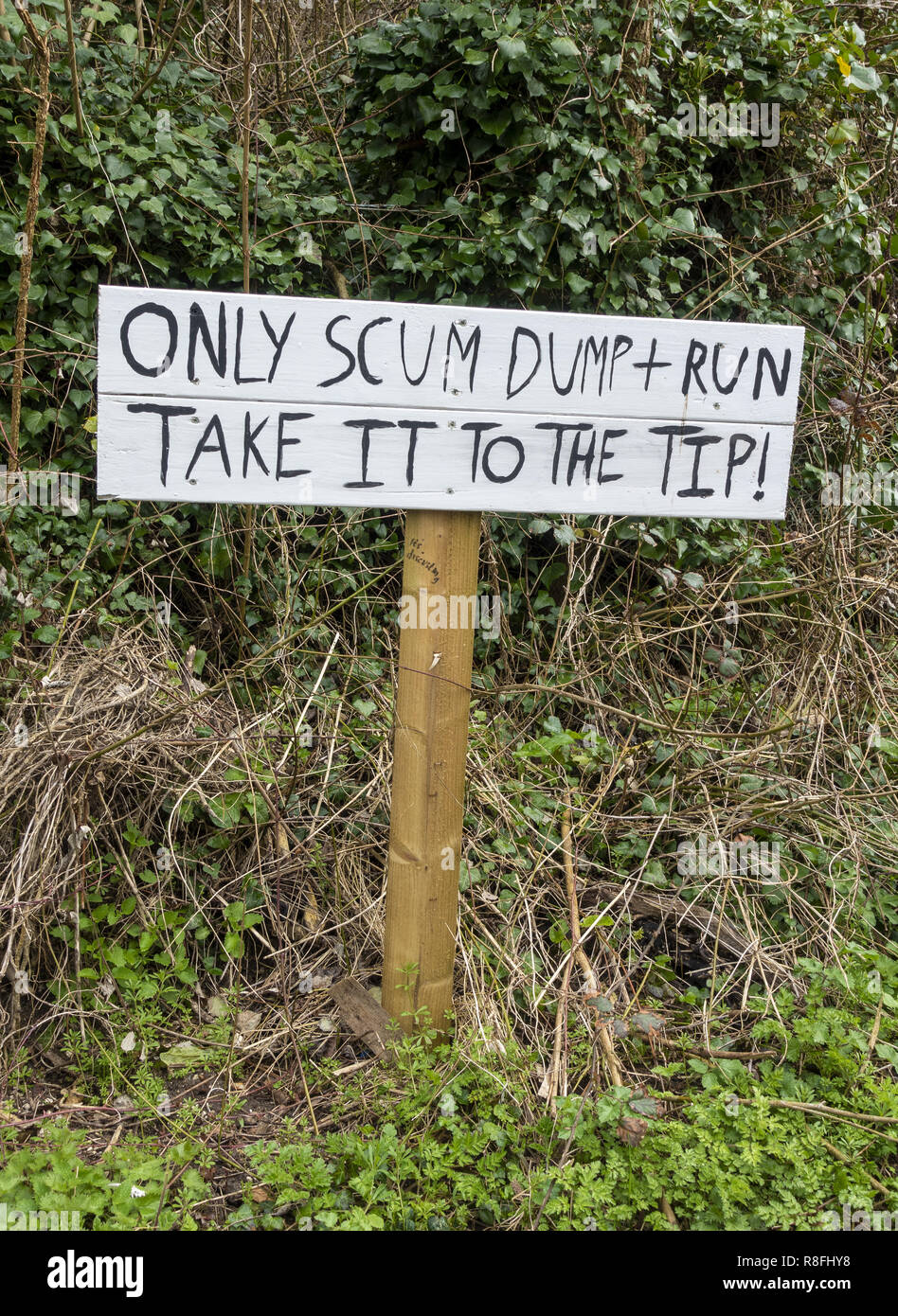 Fly-Tipping-Schild auf der Landstraße in Hampshire, England, Großbritannien Stockfoto