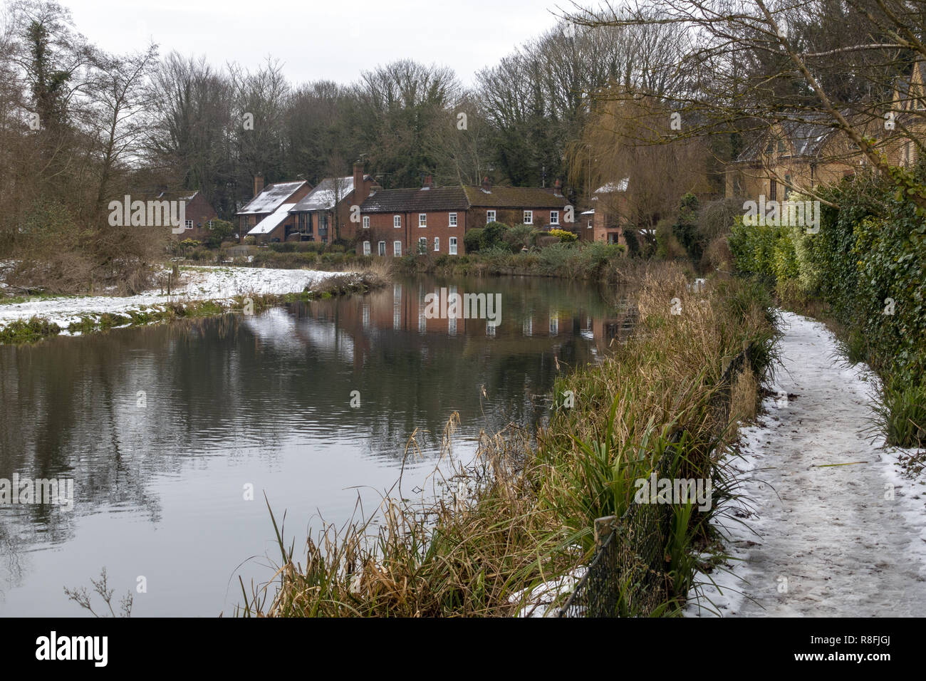 Winterspaziergang an den Hütten am Fluss in Winchester an der Itchen Navigation in Hampshire, England, Großbritannien Stockfoto