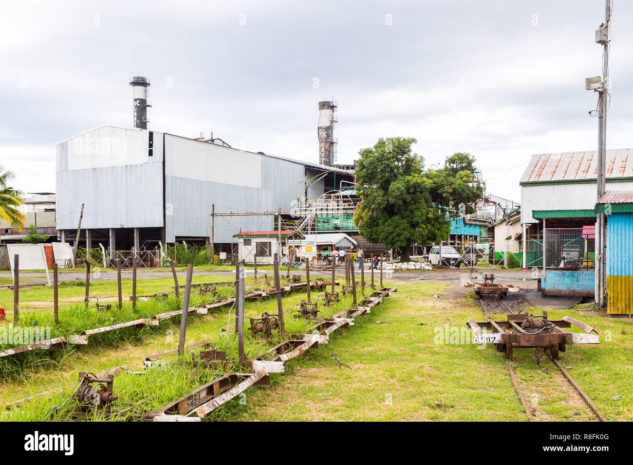 Lautoka, Fidschi - Jan 4 2015: Lautoka Sugar Mill mit verlassenen Schmalspurbahn. Die zuckerfabrik Est. 1903 und wird noch heute von allen Konten den größten Stockfoto