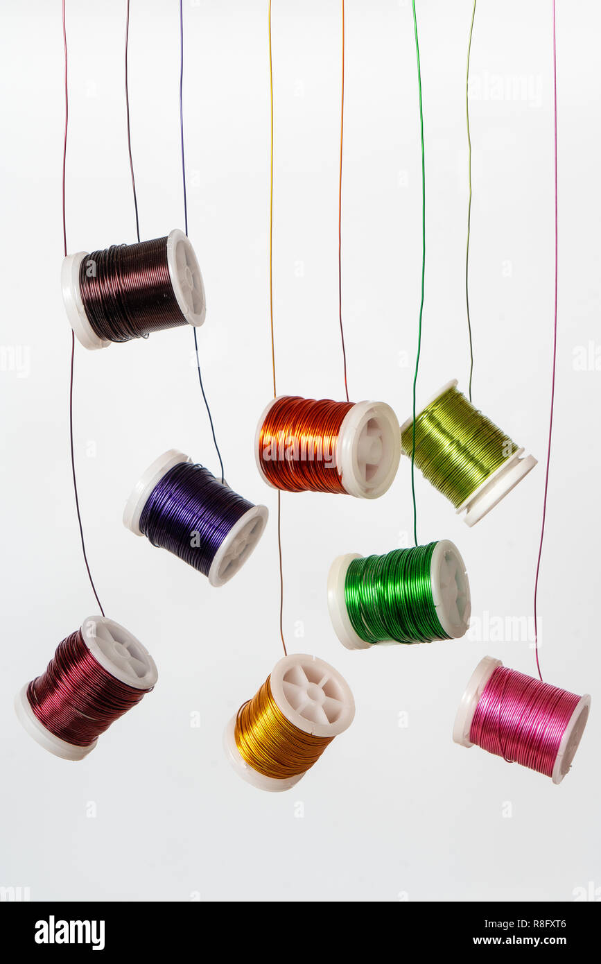 Einige Spulen des farbigen Metallfaden Stockfoto