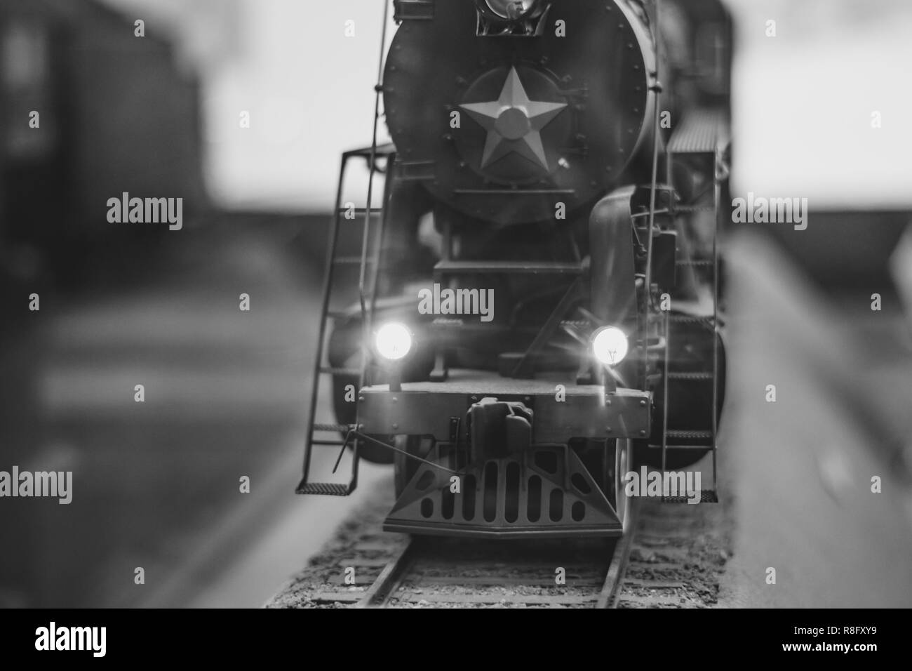 Schwarz Modell Lokomotive auf Track Layout mit Scheinwerfer Stockfotografie  - Alamy