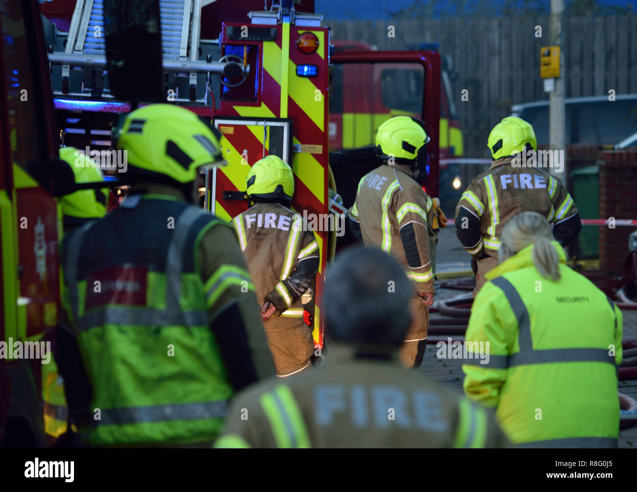 Emergency Services reagieren zu einem Haus Brand in einer Wohnstraße in East London mit einer Anzahl von Feuerwehrfahrzeugen einschließlich einer Antenne Plattform Stockfoto