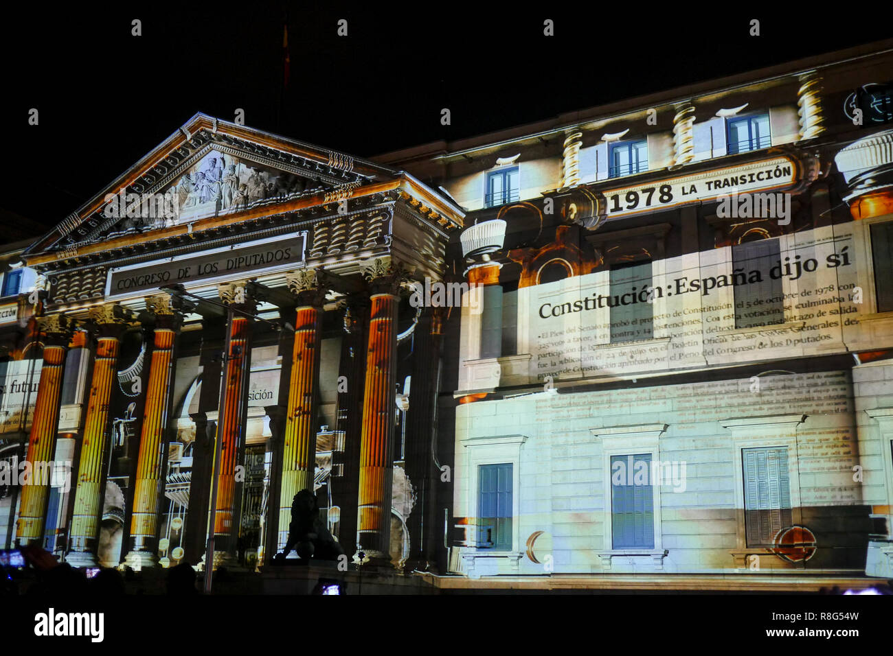 Lichtshow auf die Abgeordneten Kongress Fassade anlässlich des 40. Jahrestages der Spanischen Verfassung, Madrid, Spanien Stockfoto