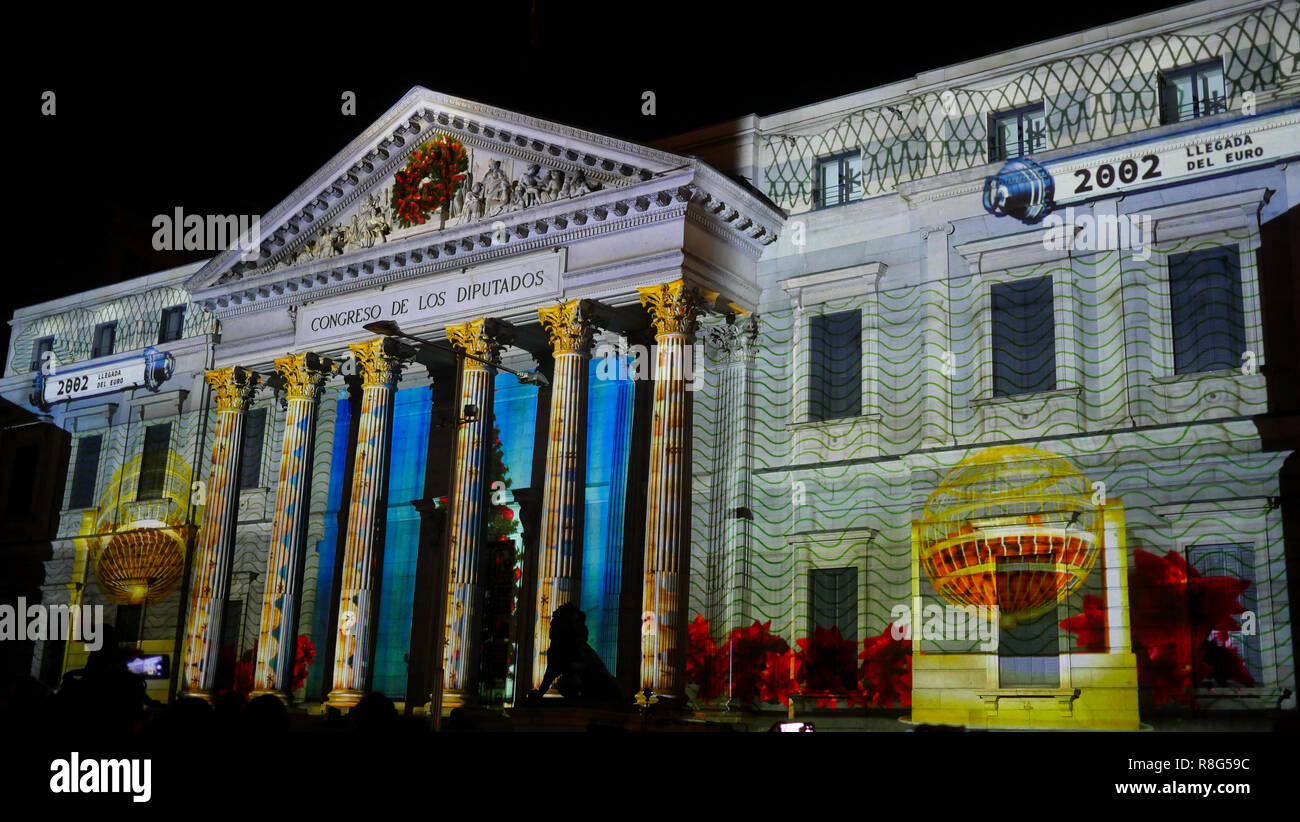 Lichtshow auf die Abgeordneten Kongress Fassade anlässlich des 40. Jahrestages der Spanischen Verfassung, Madrid, Spanien Stockfoto