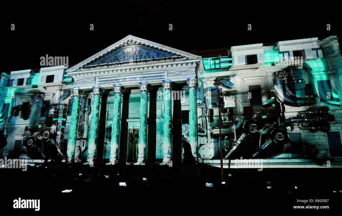 Lichtshow auf die Abgeordneten Kongress Fassade anlässlich des 40. Jahrestages der Spanischen Verfassung, Madrid, Spanien Stockfoto