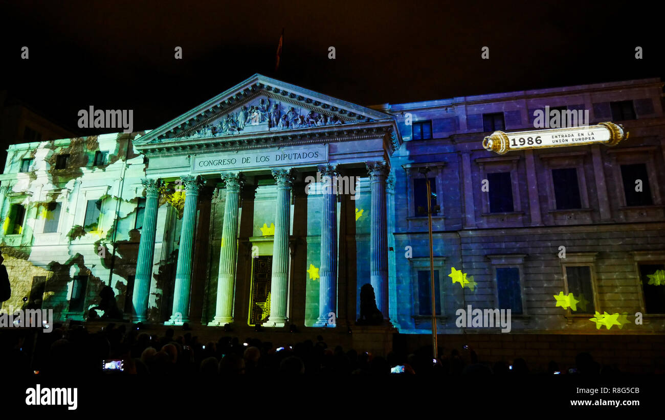 Lichtshow auf die Abgeordneten Kongress Fassade anlässlich des 40. Jahrestages der Spanischen Verfassung, Madrid, Spanien Stockfoto