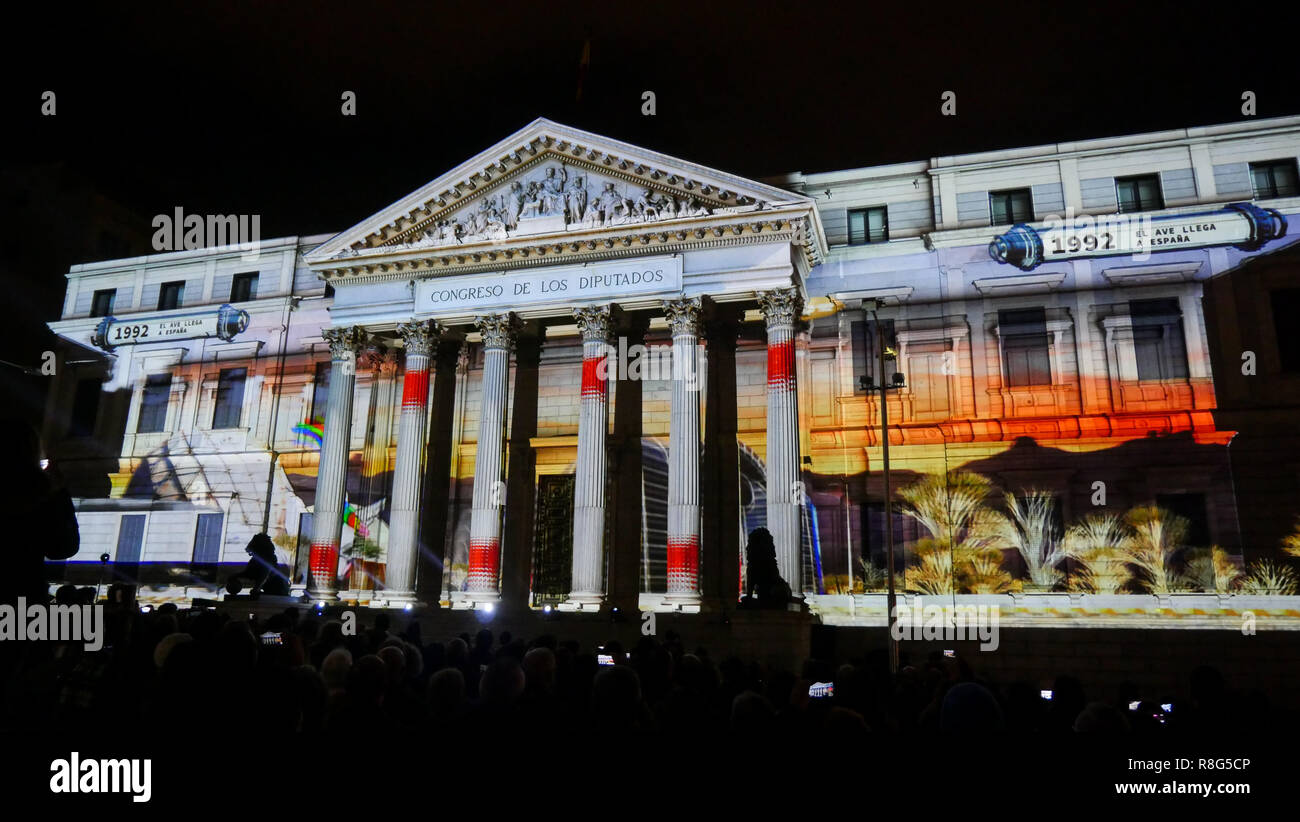 Lichtshow auf die Abgeordneten Kongress Fassade anlässlich des 40. Jahrestages der Spanischen Verfassung, Madrid, Spanien Stockfoto