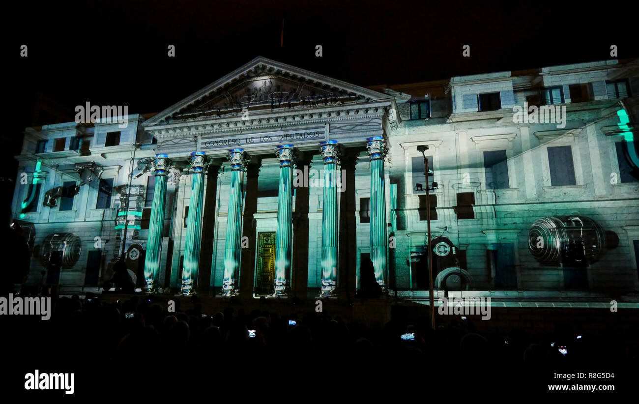 Lichtshow auf die Abgeordneten Kongress Fassade anlässlich des 40. Jahrestages der Spanischen Verfassung, Madrid, Spanien Stockfoto