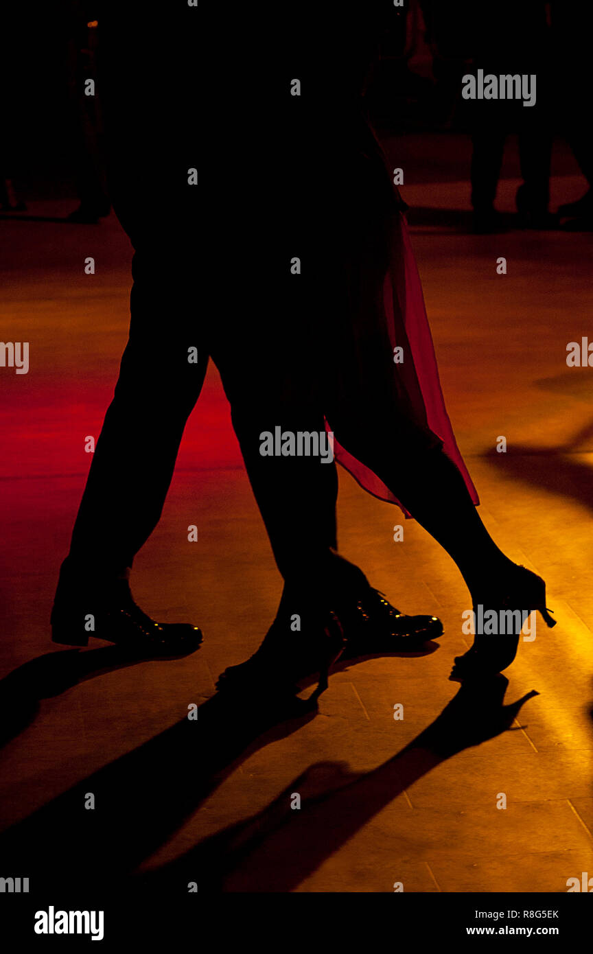 Hintergrundbeleuchtung der Beine von zwei tango Tänzer Stockfoto