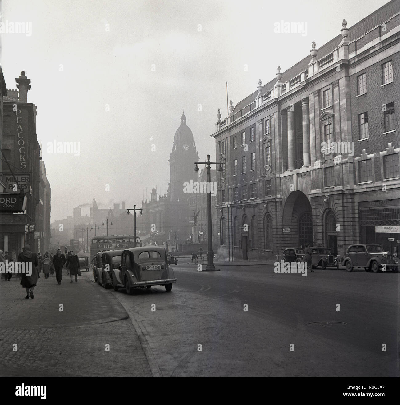 1948, Leeds City Centre, Bild zeigt oben auf diedie Headrow wie es war nach dem Krieg, mit dem Rathaus mit Glockenturm in der Ferne. Ruß und Rauch aus den umliegenden Industrie bedeutete, dass die nördlichen Städte wie Leeds geschwärzt waren, grau Orten zu leben und zu arbeiten. Stockfoto