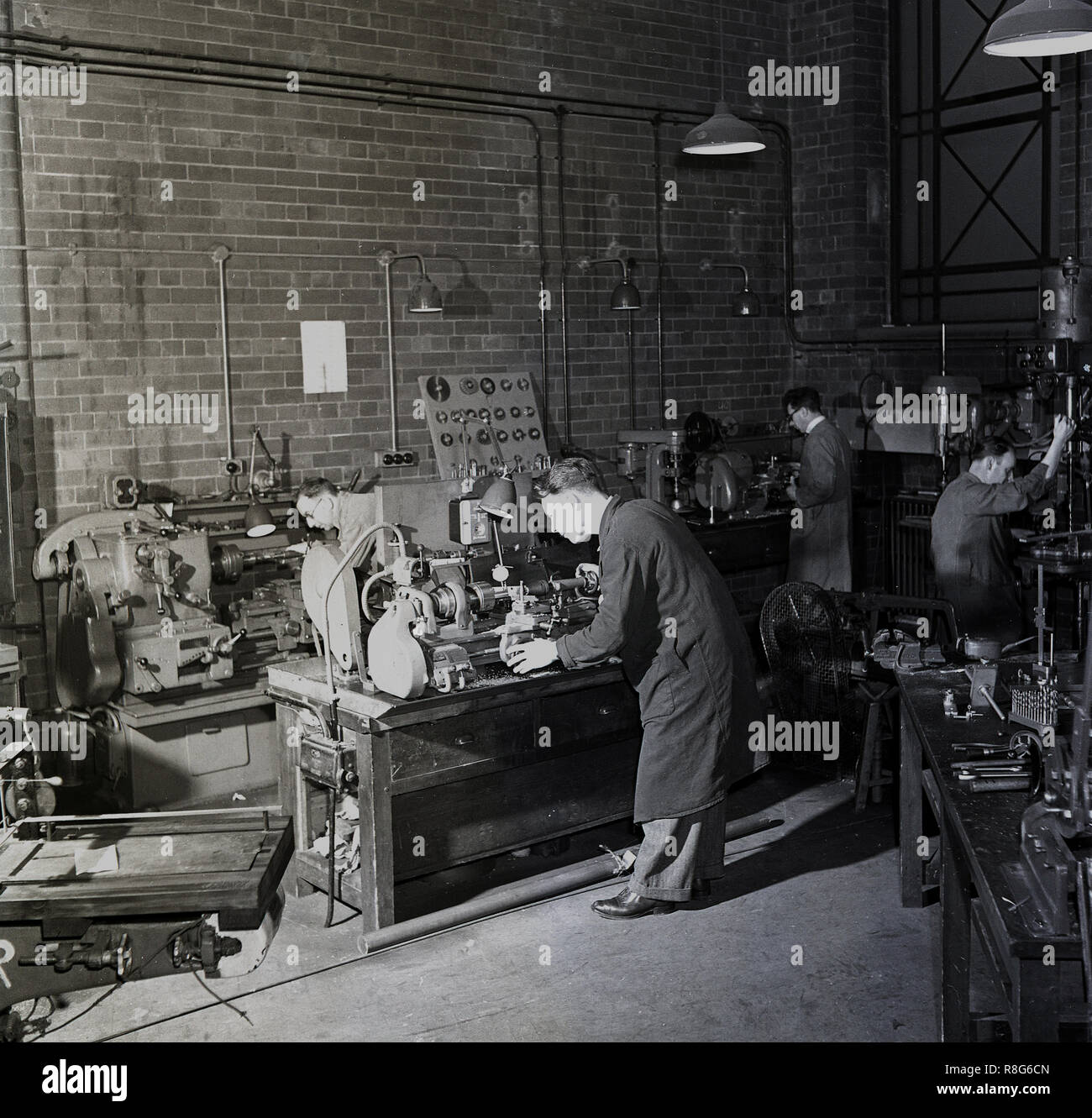 1948, Universität Leeds, Männer in Overalls in Maschinen Reparatur der Universität oder der Werkstatt, England, UK. Stockfoto