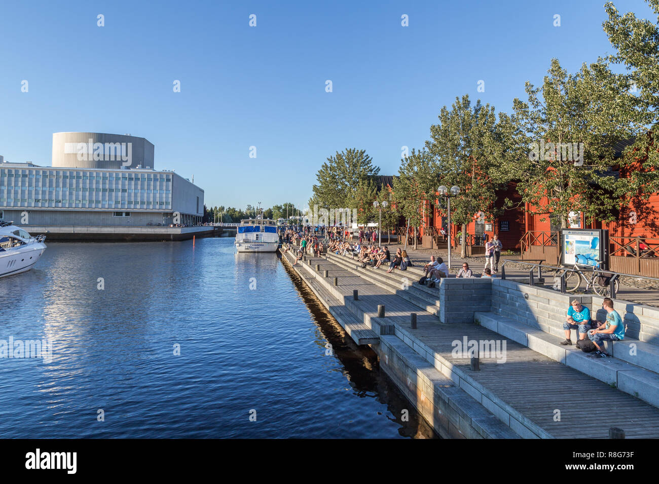 OULU, Finnland - 21. JULI 2016: Menschen am Hafen im Zentrum von Oulu in Finnland und genießt eine außergewöhnliche sonnigen und heißen Abend. Stockfoto