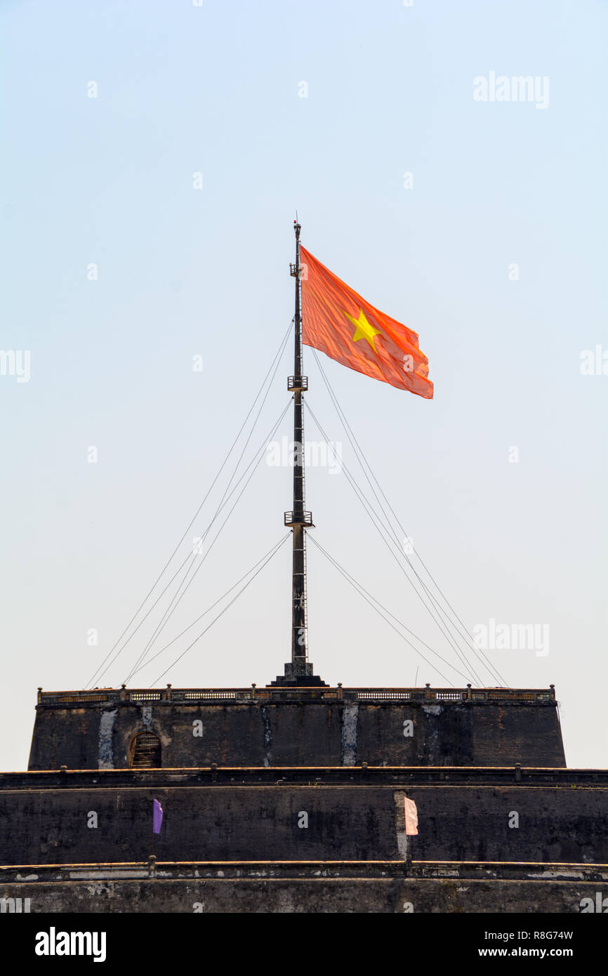 Herrliche Aussicht auf den Meridian Gate in die Kaiserstadt mit dem Lila Verbotene Stadt innerhalb der Zitadelle in Hue, Vietnam. Der Farbton ist eine beliebte touristische d Stockfoto