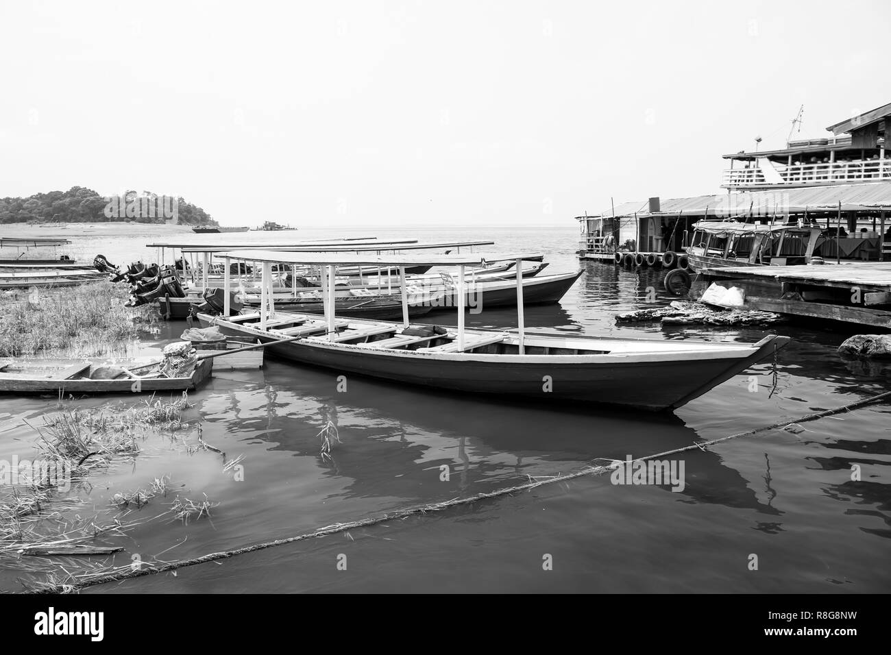 Motorboote und Boote am Meer in Manaus, Brasilien. Wasser- und Schiff. Sommer Urlaub und Meer reisen. Fernweh Abenteuer und Entdeckung. Stockfoto