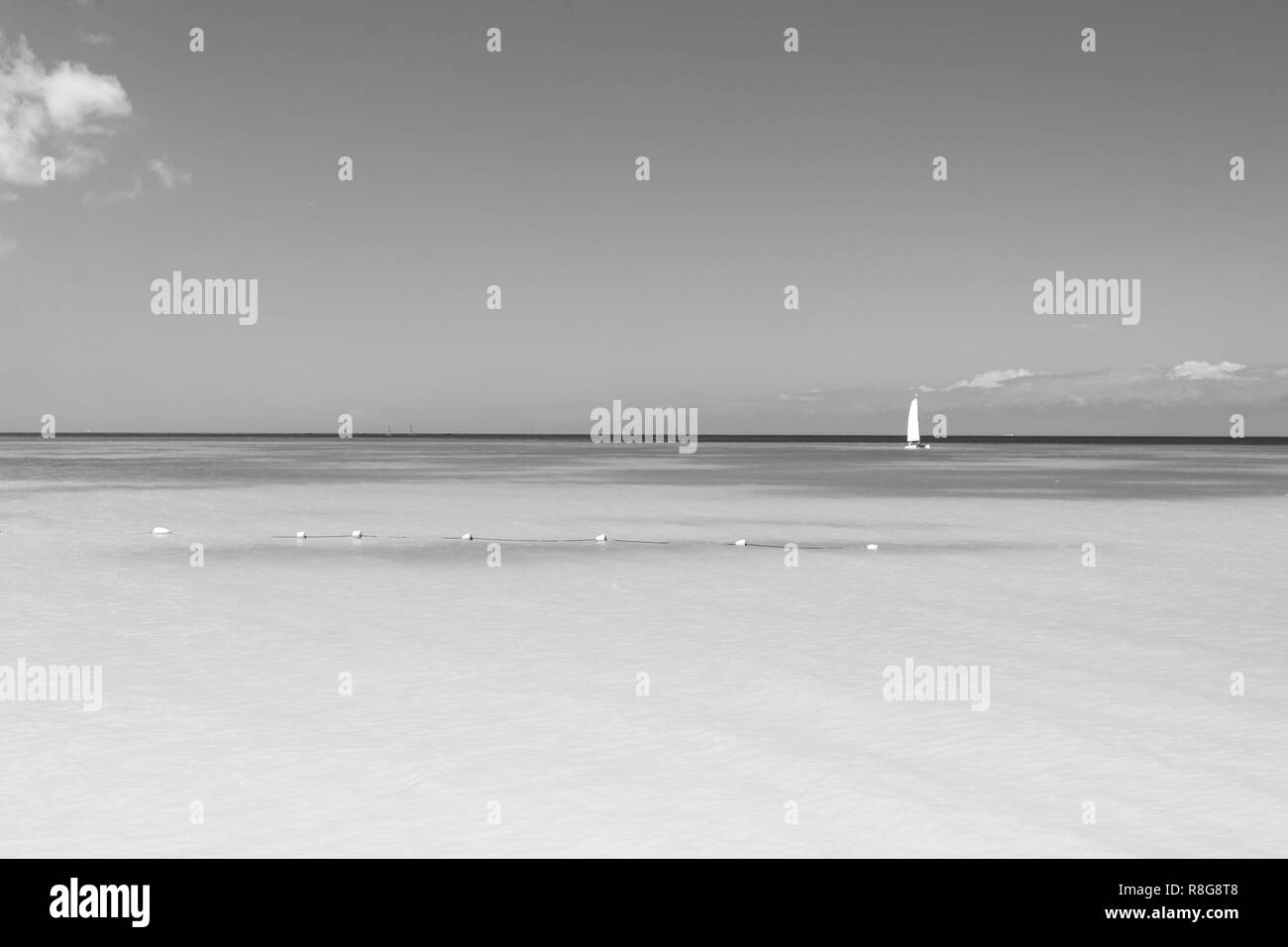 Sommer Urlaub im karibischen Paradies. Meer oder Ozean mit türkisfarbenem Wasser in Antigua. Auf idyllischen sonnigen Tag Seascape. Freiheit, Ruhe Konzept. Stockfoto