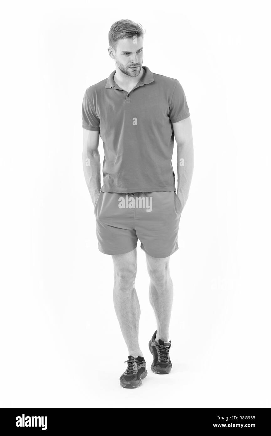 Zuversichtlich Sportler. Volle Länge stattliche passen Mann in Blau sportliche Kleidung und Turnschuhe isoliert weißer Hintergrund. Sportler zuversichtlich legt die Hände in den Taschen. Männlichkeit und Vertrauen Konzept. Stockfoto