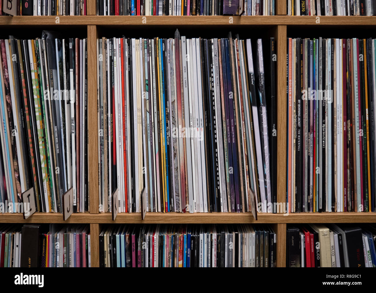 12" Vinyl Record Collection auf einem Regal. Stockfoto