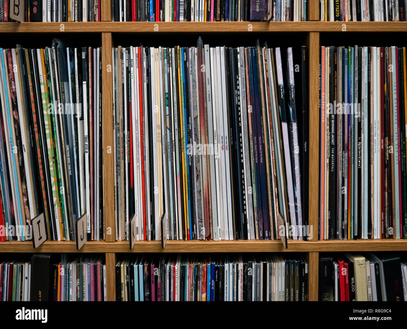 12" Vinyl Record Collection auf einem Regal. Stockfoto