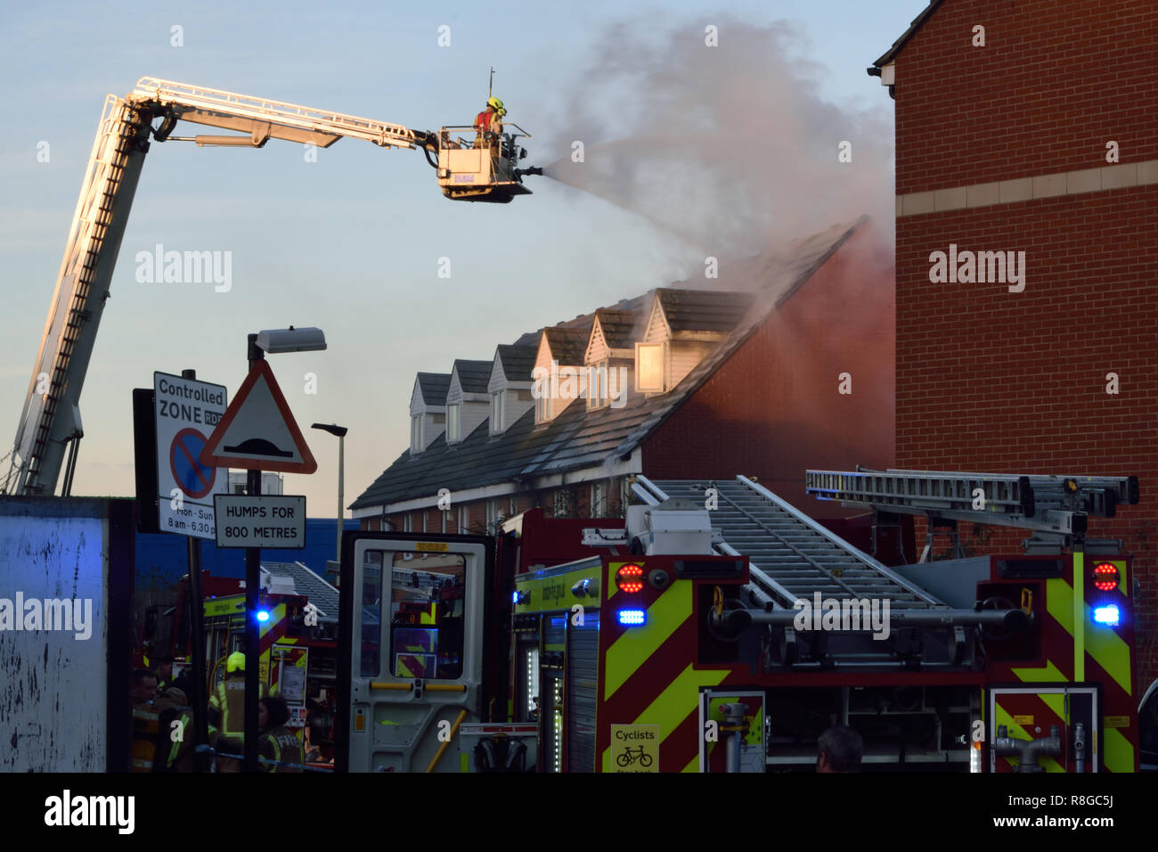Emergency Services reagieren zu einem Haus Brand in einer Wohnstraße in East London mit einer Anzahl von Feuerwehrfahrzeugen einschließlich einer Antenne Plattform Stockfoto
