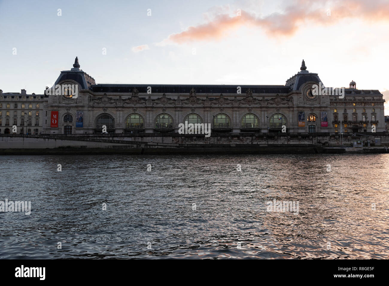 Vorderansicht des Musée d'Orsay mit Aussicht auf die Seine an der Pariser Left Bank. Das Gebäude wurde von Victor Laloux, einem Architekten entworfen, und inaugurat Stockfoto