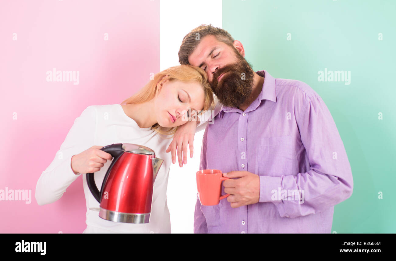 Ab Tag Zusammen Vorbereitung Drink In Minuten Wasserkocher Kocht Wasser Schnell Moderne Technik Die Das Leben Erleichtern Sparen Sie Zeit Moderne Technik Paar Vorbereiten Morgen Trinken Wasserkocher Stockfotografie Alamy